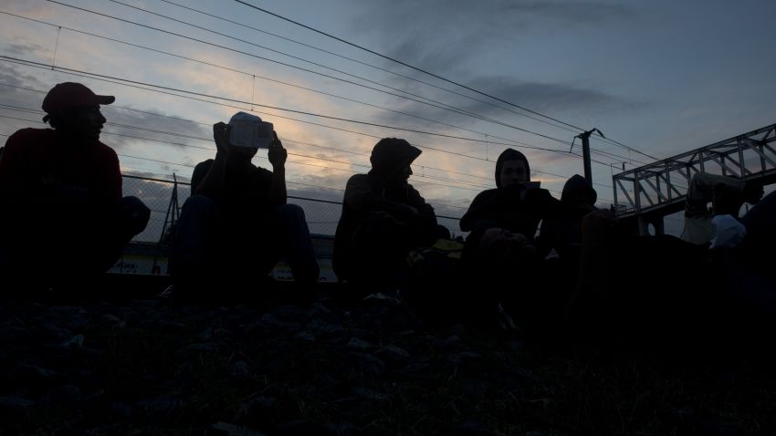 File photo: Honduran inmigrants from Progreso await a chance to board the train in Tultitlan, Mexico state on May 17, 2012.