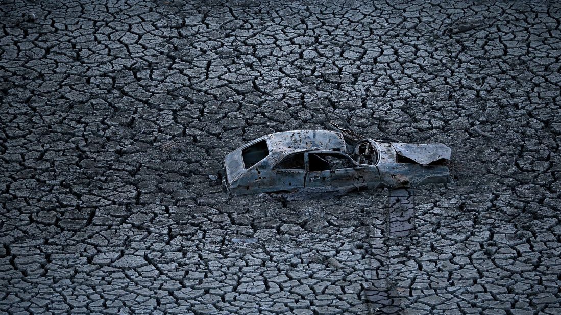 A car sits at the bottom of the Almaden Reservoir in San Jose in January 2014.