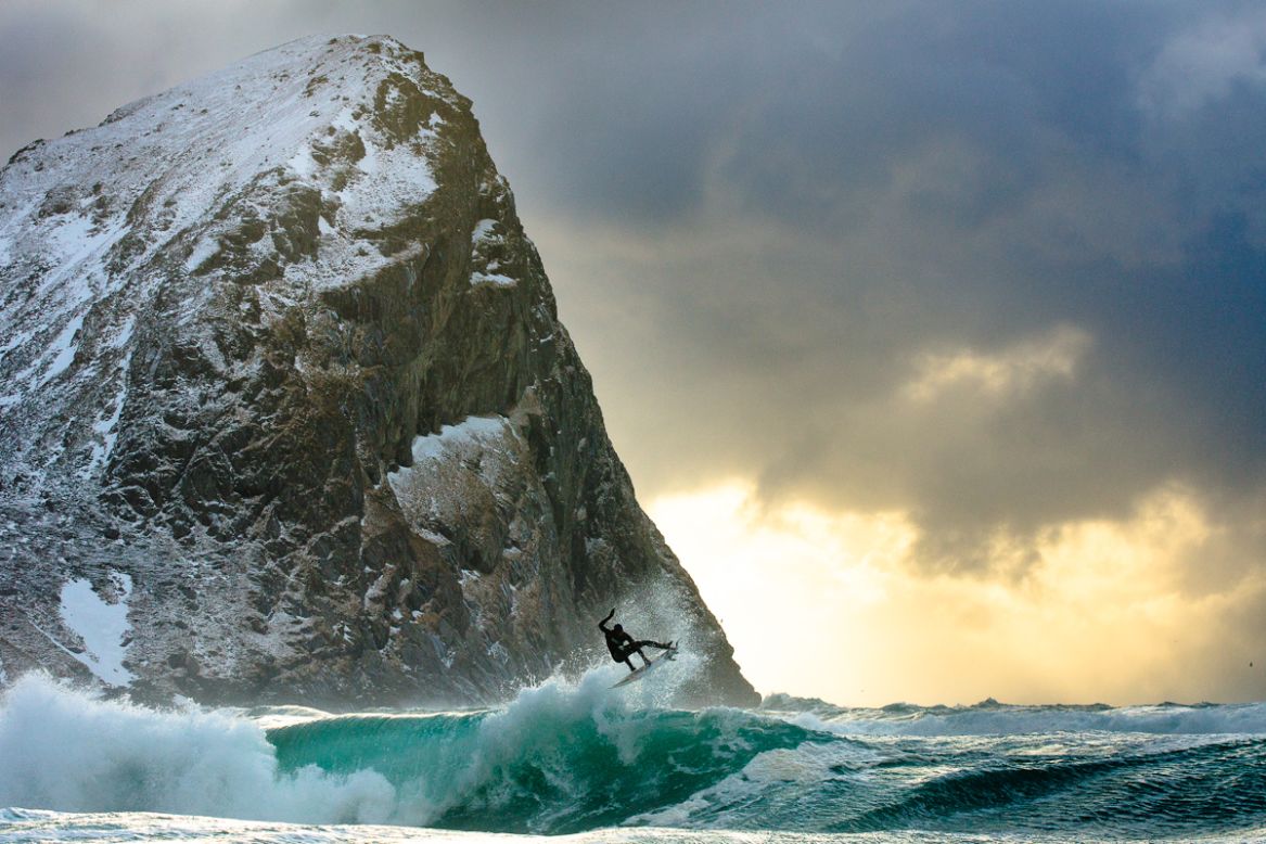 "Me siento impulsado a documentar el surf ártico y el Ártico", dice Burkard.