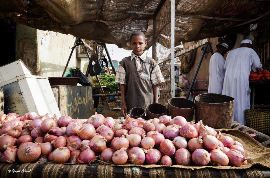 Abdelbagi, at 12 years of age, is a connoisseur and expert onion salesman at Soug Al-Oshara.
