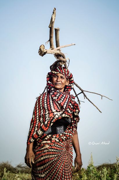 Hajja Zainab, one of the nomad Arabs, lives in an area close to the Nile, in northen Omdurman.<br />Hajja Zainab sells firewood to earn a living for herself and her children.
