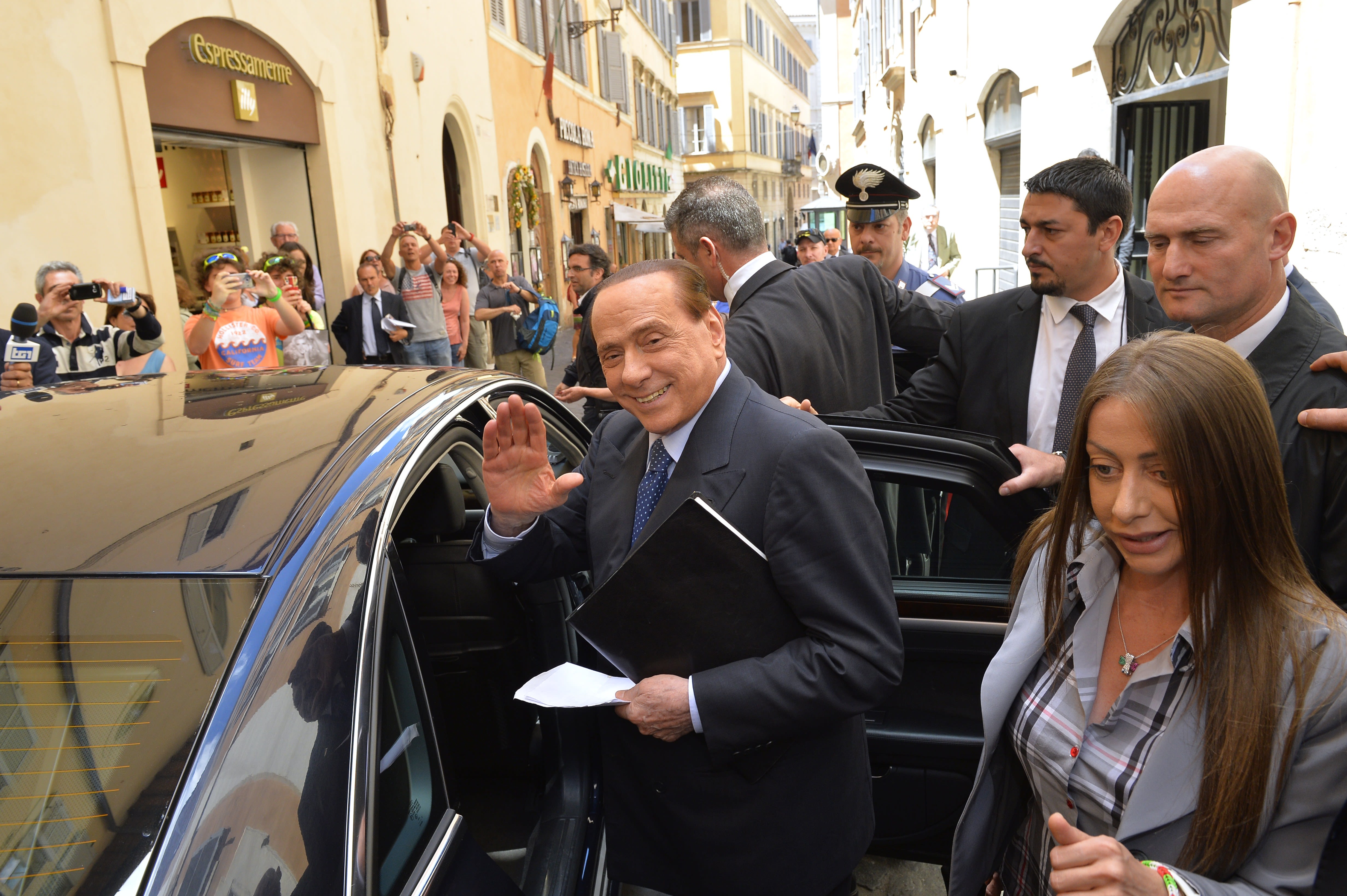 Bodyguards surround the car of Italian prime minister Silvio News Photo  - Getty Images