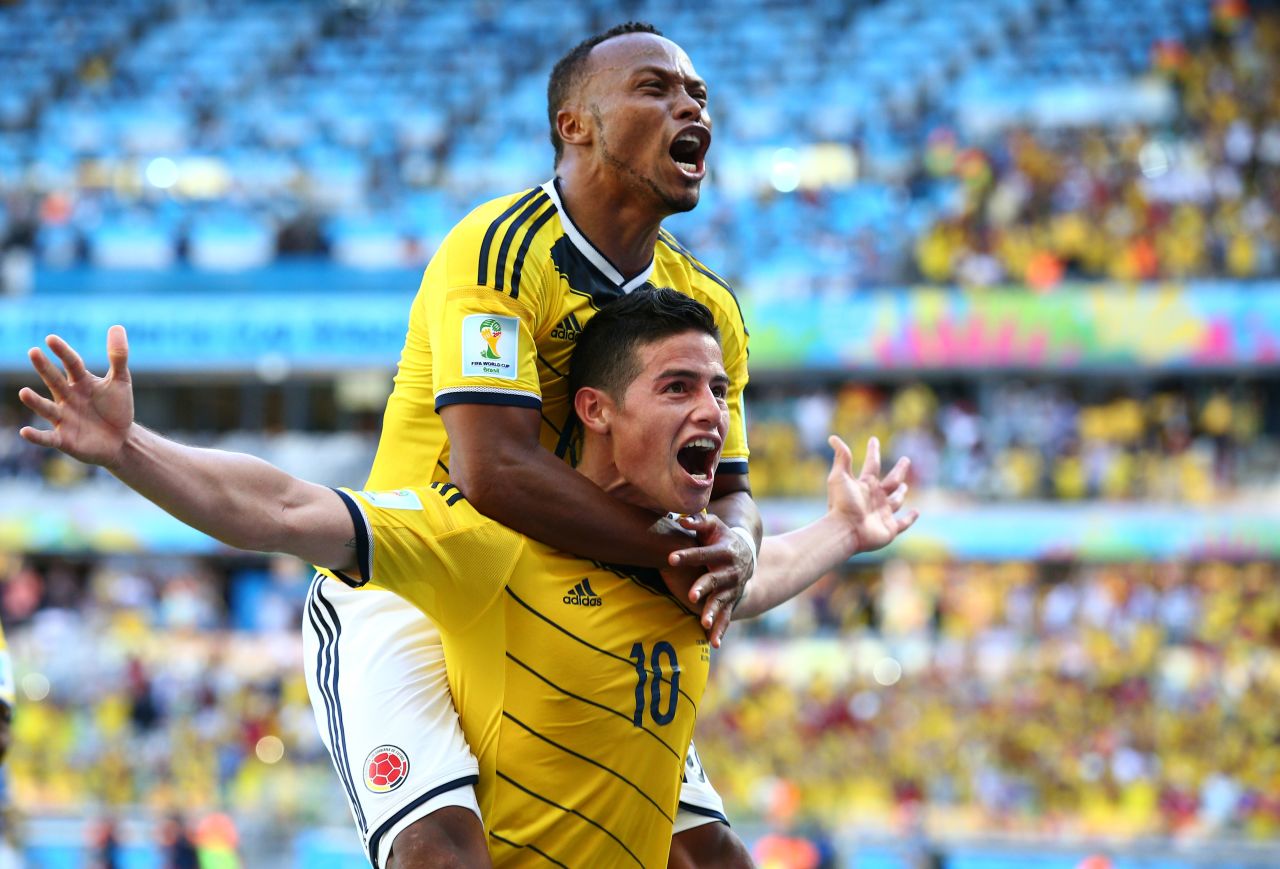 Rodríguez celebra uno de sus goles en el Mundial de Brasil mientras es abrazado por su compaññero Zúñiga.