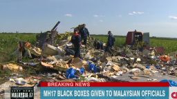 newday dnt cuomo mh17 malaysia black boxes handed over_00003803.jpg