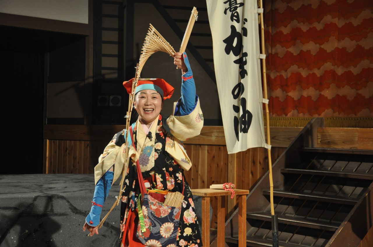 In one of the free Toei Kyoto Studio Park theater shows, a woman plays the role of an Edo-period street performer.