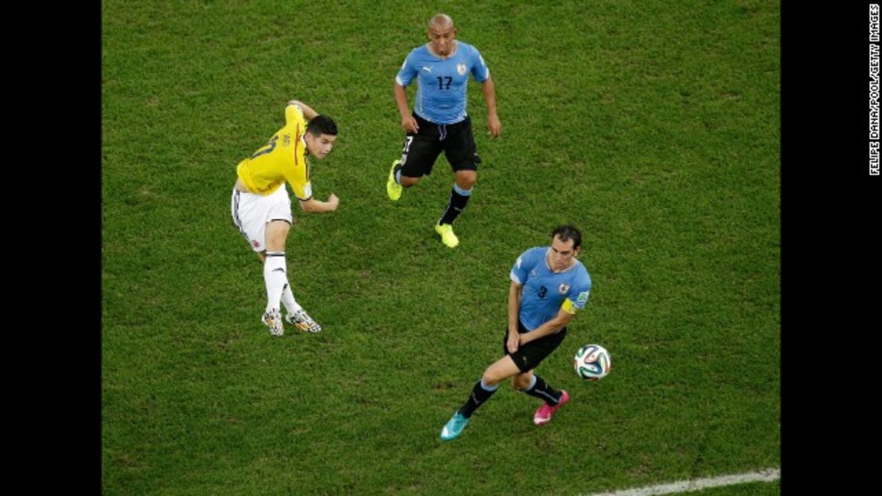 Su espectacular gol de volea contra Uruguay le valió además la distinción al mejor gol del Mundial.