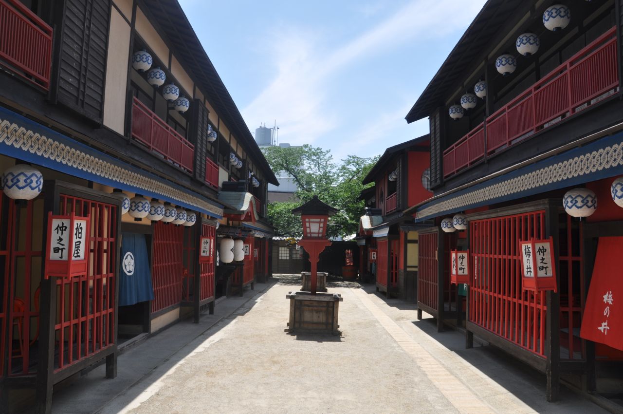 A recreation of Yoshiwara Street, the red light district of Edo (now Tokyo). The Toei Kyoto Studio Park version has replicas of seven types of women's quarters. 