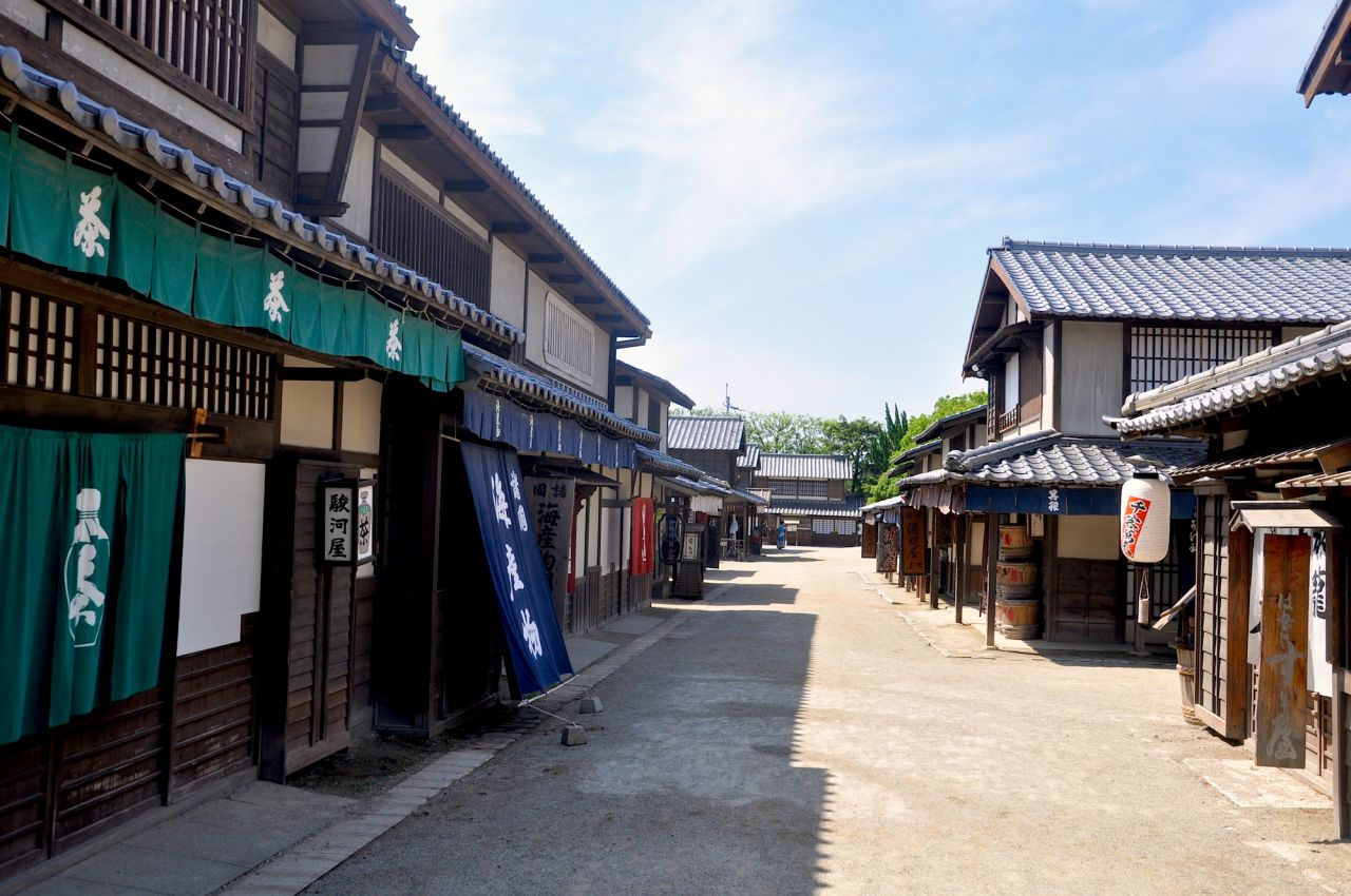 Toei's Edo-era sets include recreations of a firehouse, port town, town square, Nihonbashi bridge, a Meiji period police station, Shirakabe Street, inns, tea shops and traditional machiya wooden townhouses. 