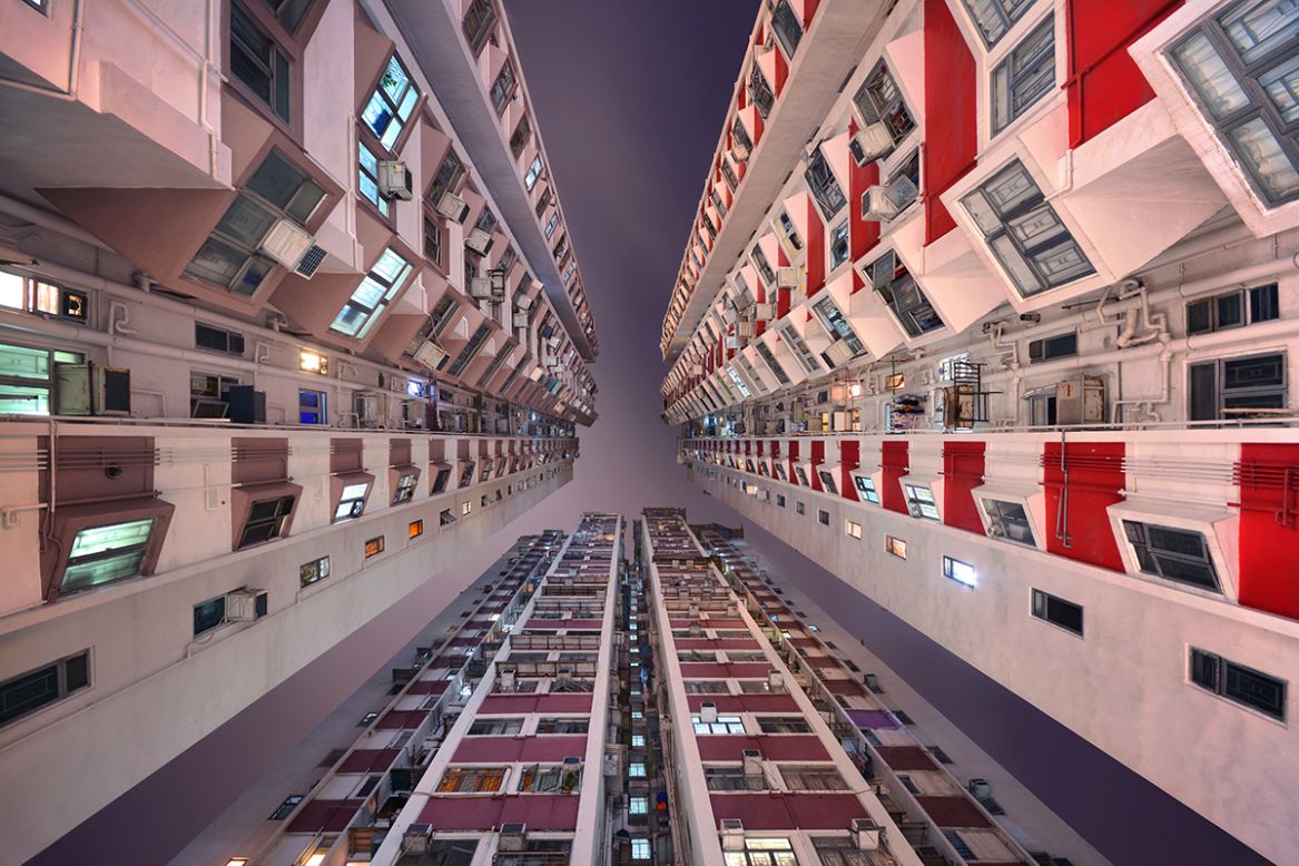 El fotógrafo Romain Jacquet-Lagrèze, quien reside en Hong Kong, considera que las personas deberían ver hacia arriba. Él lo hace y por eso nos regale estas postales radicales de rascacielos en Hong Kong.