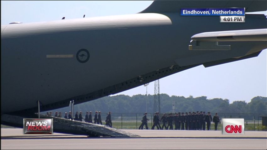 nr plane bodies arrive Netherlands MH17 Malaysia _00020608.jpg