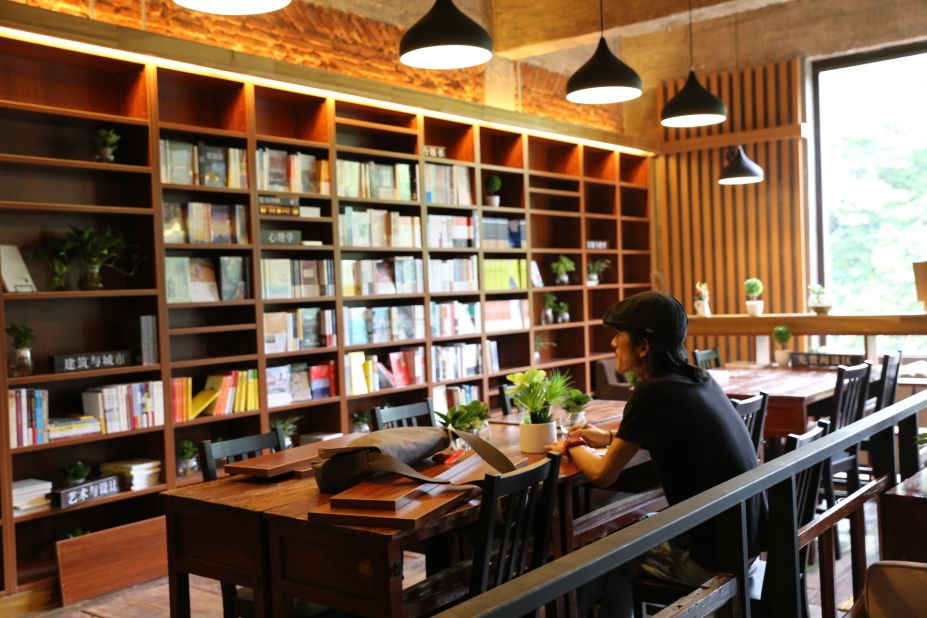 Библиотечное вордкафе. Кафе плюс библиотека Китай. Writer in a book shop.