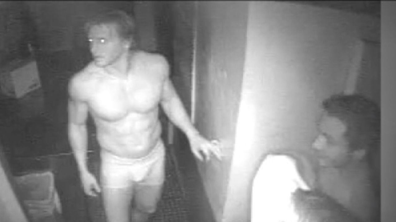 Men rob restaurant while half-naked