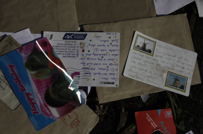 Postales de niños, entre los objetos que dejaron atrás las víctimas.