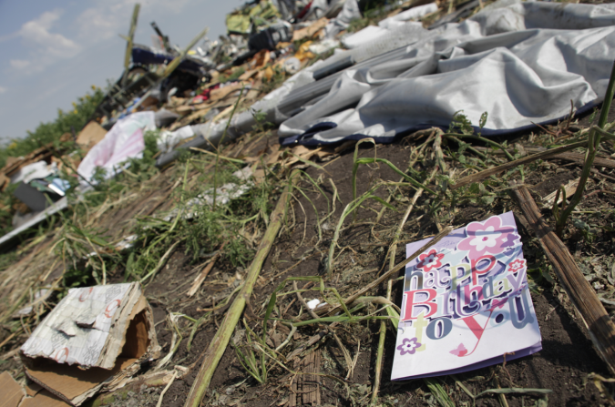Una carta de cumpleaños yace entre los restos del MH17.