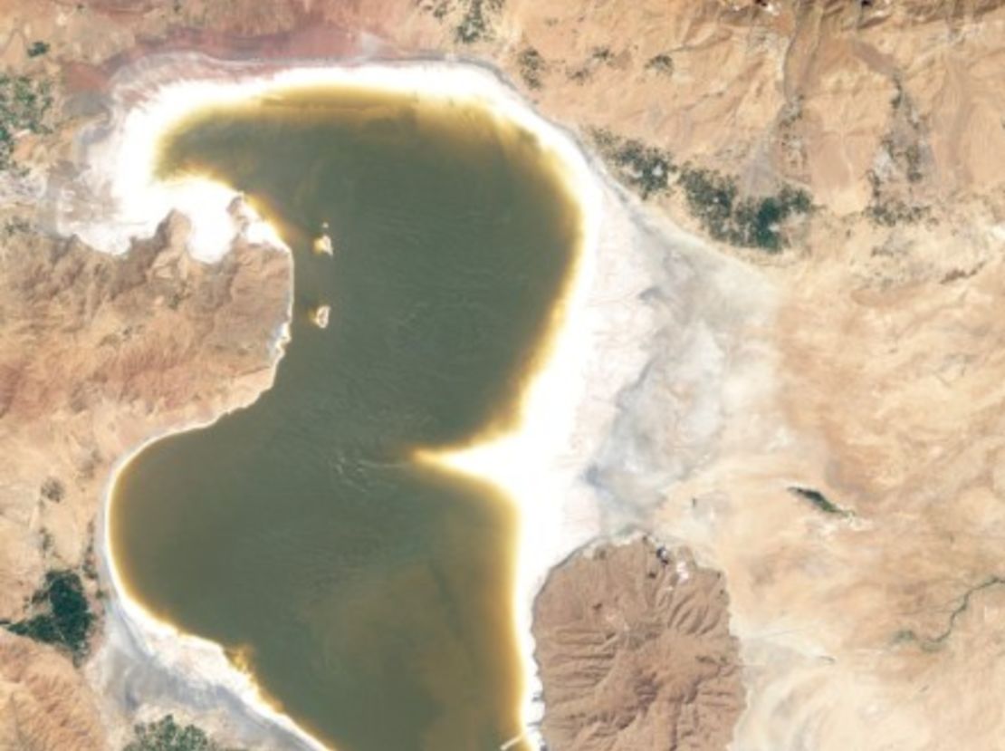 Aerial view of Lake Urmia, 2011 - (Courtesy NASA Earth Observatory)