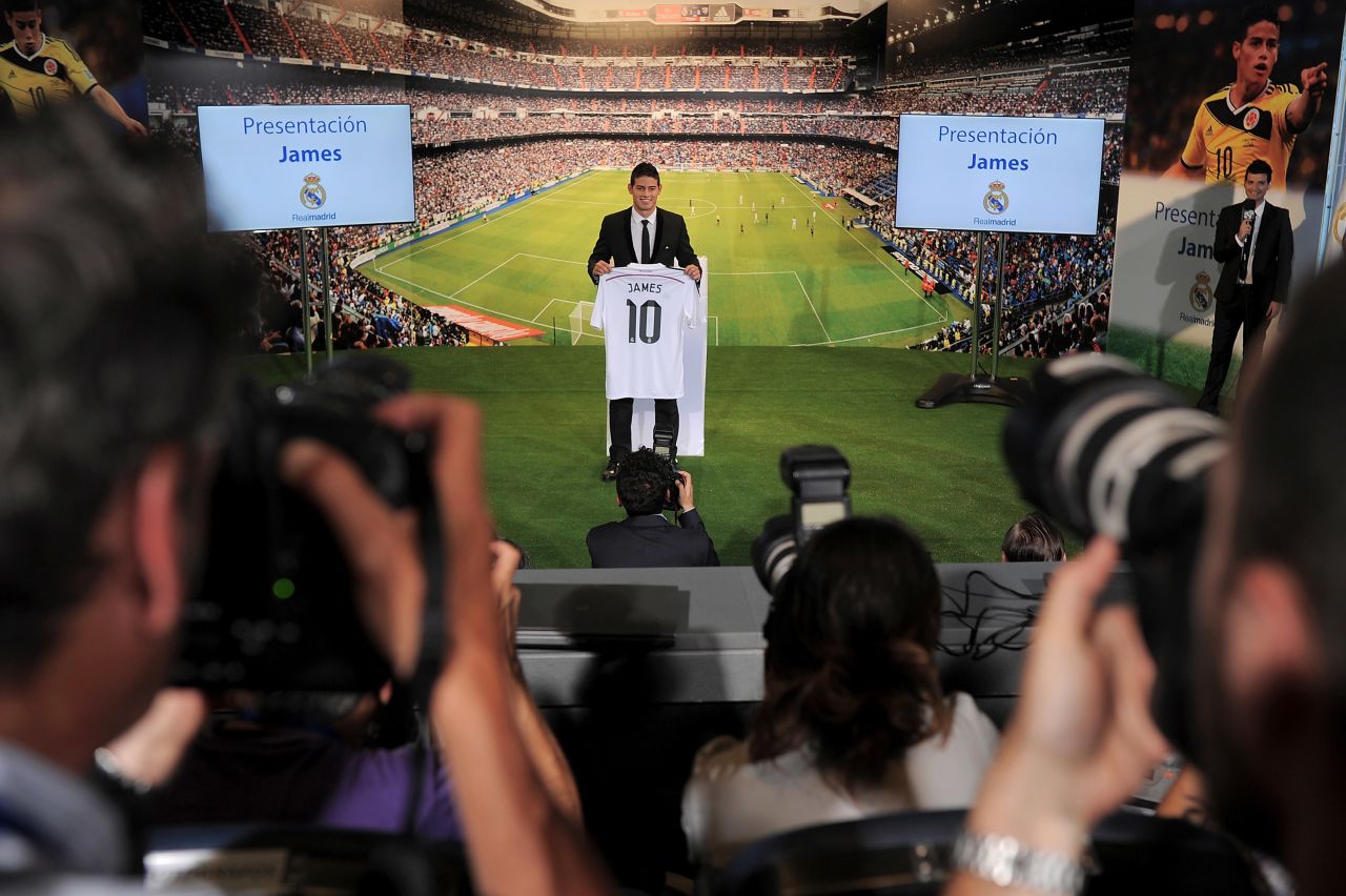 La camiseta con el 10 de James Rodríguez ha sido vendida cientos de miles de veces en la tienda del Real Madrid, batiendo récords de ventas.