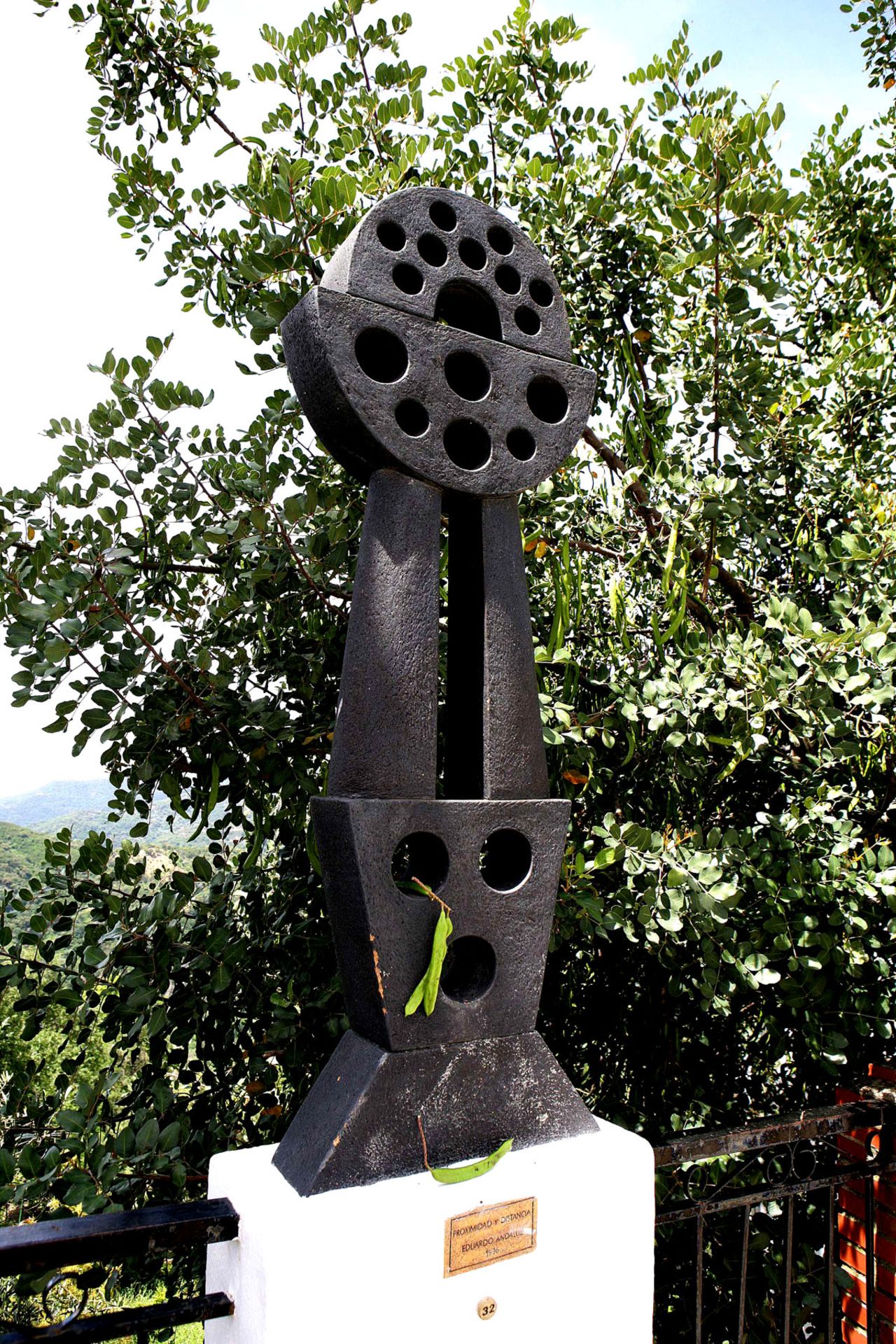 This piece titled "Proximidad y distancia" is by Eduardo Andaluz. Genalguacil's festival has reportedly inspired plans for a similar project in Canada.