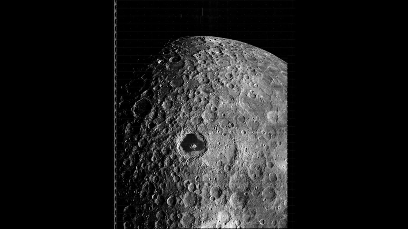 La característica prominente de esta imagen, tomada por el Orbitador Lunar 3 el 19 de febrero de 1967, es Tsiolkovskiy, un gran cráter donde hubo un impacto ubicado en el lado oculto de la luna. 