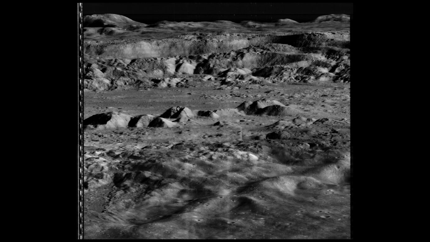 El cráter Copérnico visto desde un ángulo oblicuo por el Orbitador Lunar 2 el 24 de noviembre de 1966. 