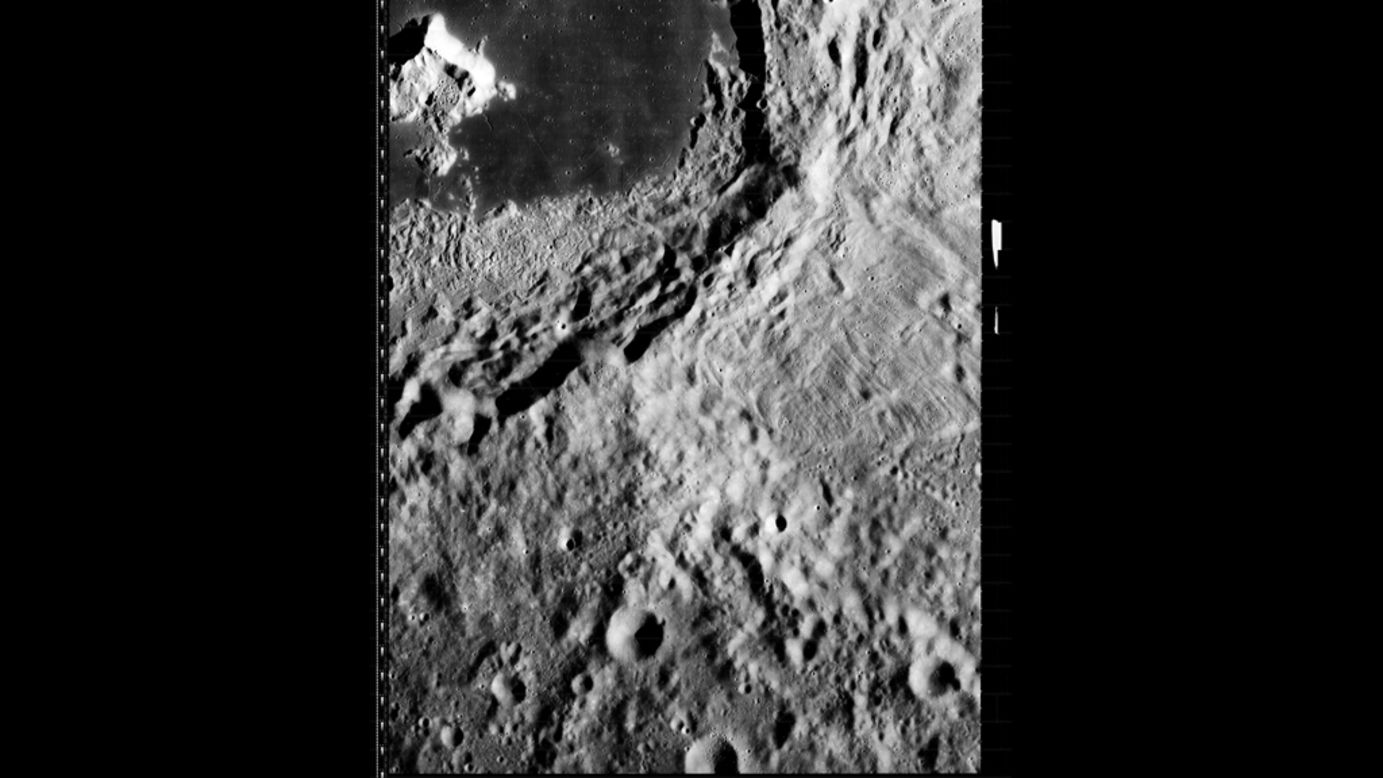 Un acercamiento del cráter lunar Tsiolkovskiy. 