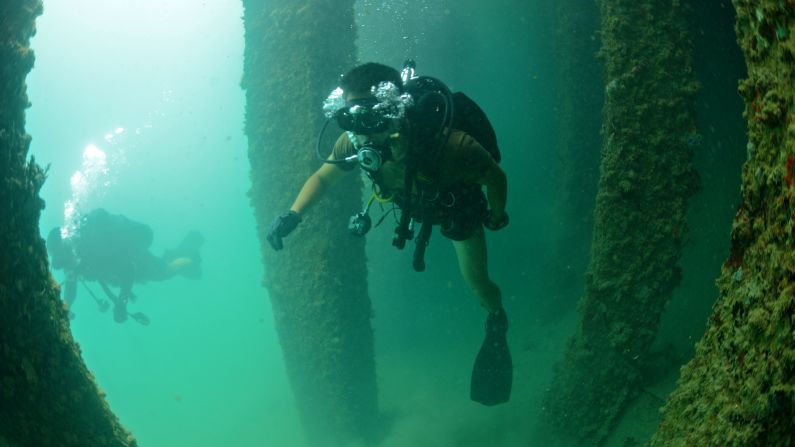 Explosive ordnance disposal technicians from the United States and South Korea perform an underwater exercise on July 23.