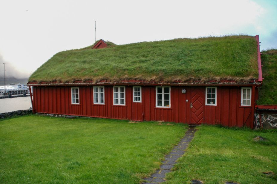 Edges of the grass roofs are formed from a vertical stave or a log hooked to the roof. Additional sealing can be made using birch bark. Grass is laid in prepared, cut pieces and keeps growing once on the roof. 