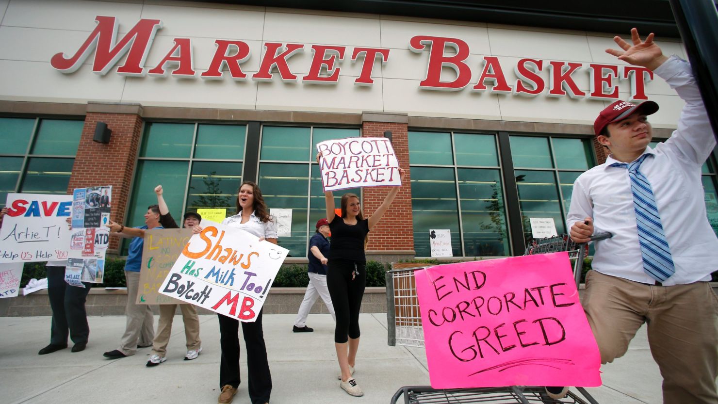 Market Basket employees protesting at Haverhill, Massachusetts.