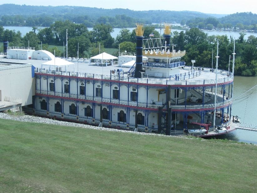 Featuring 38,000 square feet of tables and slots on two of its levels, Florence, Indiana's Miss Belterra doesn't leave port, but its third floor deck overlooks the Ohio River.