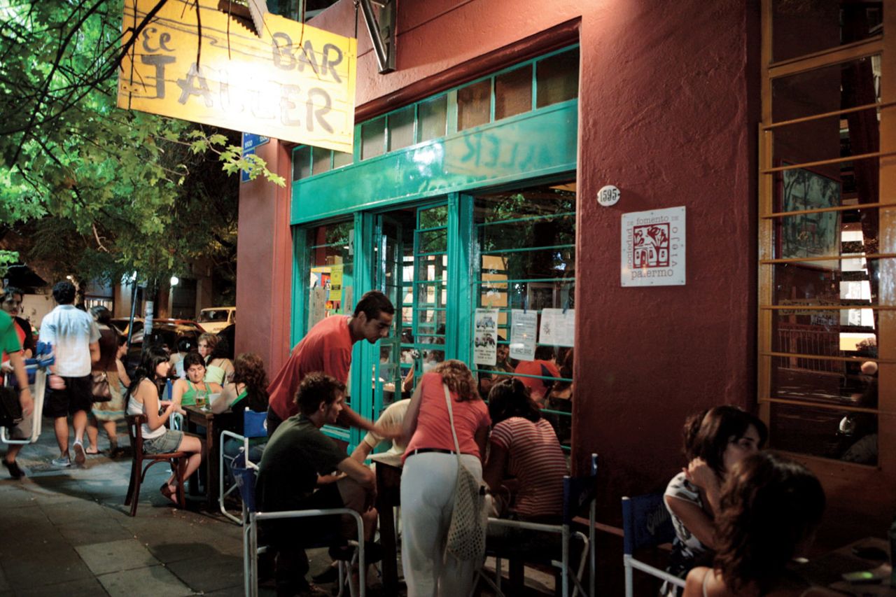 En Buenos Aires, el fin de semana empieza el lunes. En el barrio de Palermo, el "Bar el Taller" presenta juegos, espectáculos musicales y exhibiciones de arte.