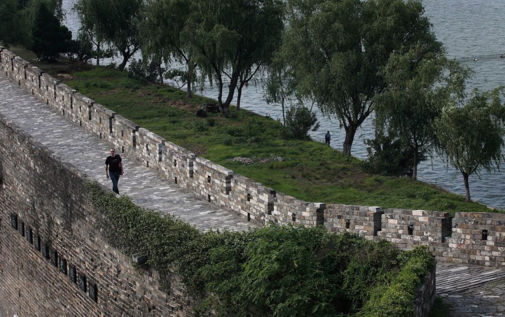 The Jie Fang Gate section of the Ming Dynasty City Wall features a newly built fortress that was added in 1952. 