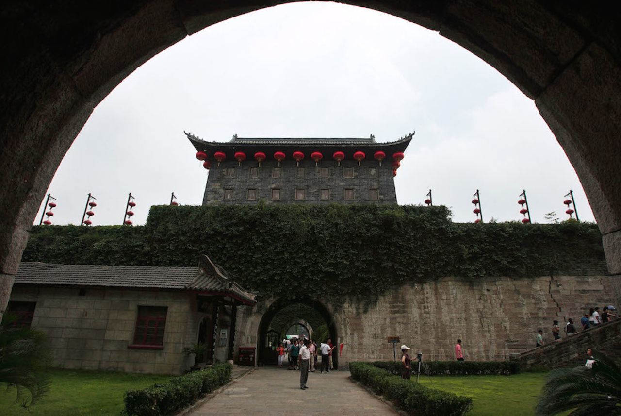 The ruins of three grand castles are located inside Zhonghua Gate.