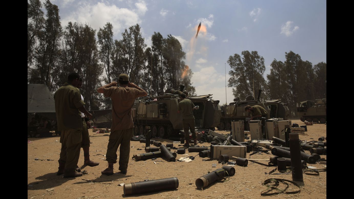 Israeli soldiers fire a mortar shell toward Gaza from the Israeli side of the border on August 4.