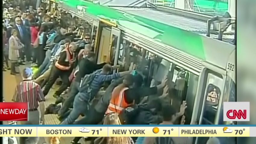 newday perth commuters push train rescue man_00000827.jpg