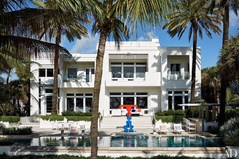 The rear façade of the house. See more images at <a href="http://www.architecturaldigest.com/celebrity-homes/2014/dee-and-tommy-hilfiger-florida-beach-house-slideshow?mbid=synd_cnn" target="_blank" target="_blank">ArchitecturalDigest.com</a>