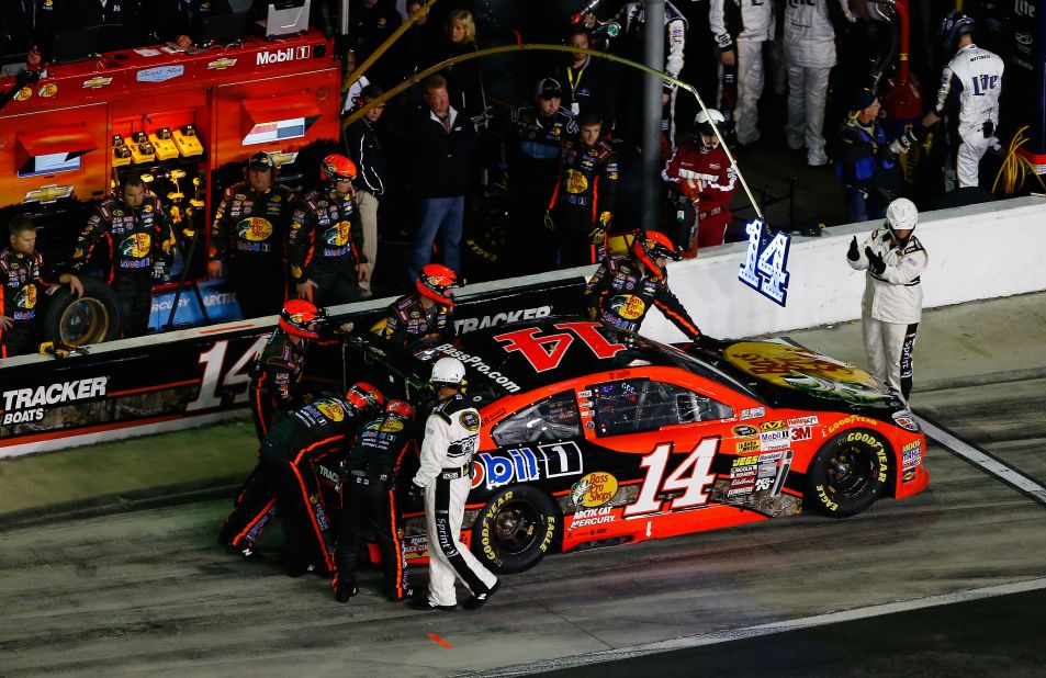 Stewart makes a pit stop during the Daytona 500 in February 2014.