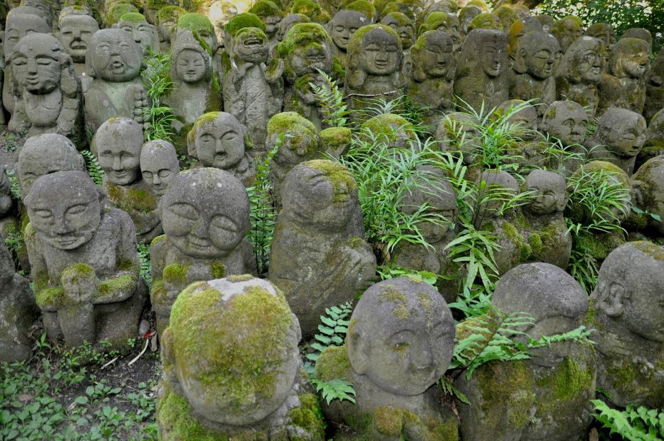 <strong>Otagi Nenbutsu-ji Temple:</strong> About a 30-minute walk from the Sagano Bamboo Forest, Otagi Nenbutsu-ji Templ features over 1,000 little stone rakan (enlightened beings) made by Japanese from all over the country from 1981 to 1991 during the reconstruction of the temple. 