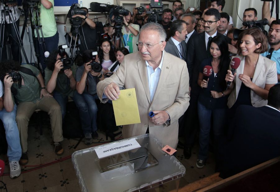 Ekmeleddin Ihsanoglu, the main opposition candidate, casts his vote at an Istanbul polling station on August 10. 
