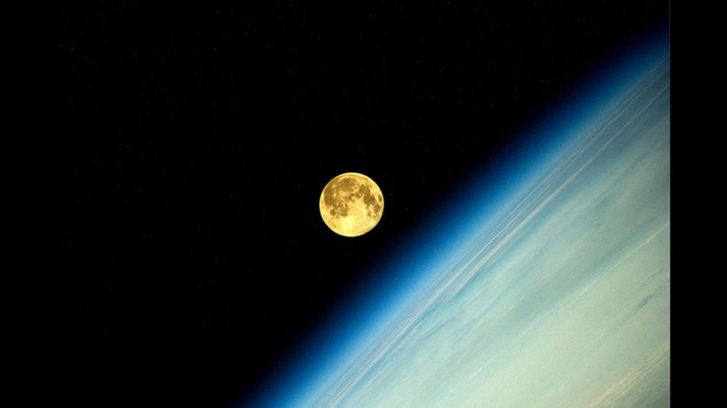 Russian cosmonaut Oleg Artemyev tweets<a href="https://twitter.com/OlegMKS/status/498389226841722881/photo/1" target="_blank" target="_blank"> a photo of the supermoon</a> taken from the International Space Station. 