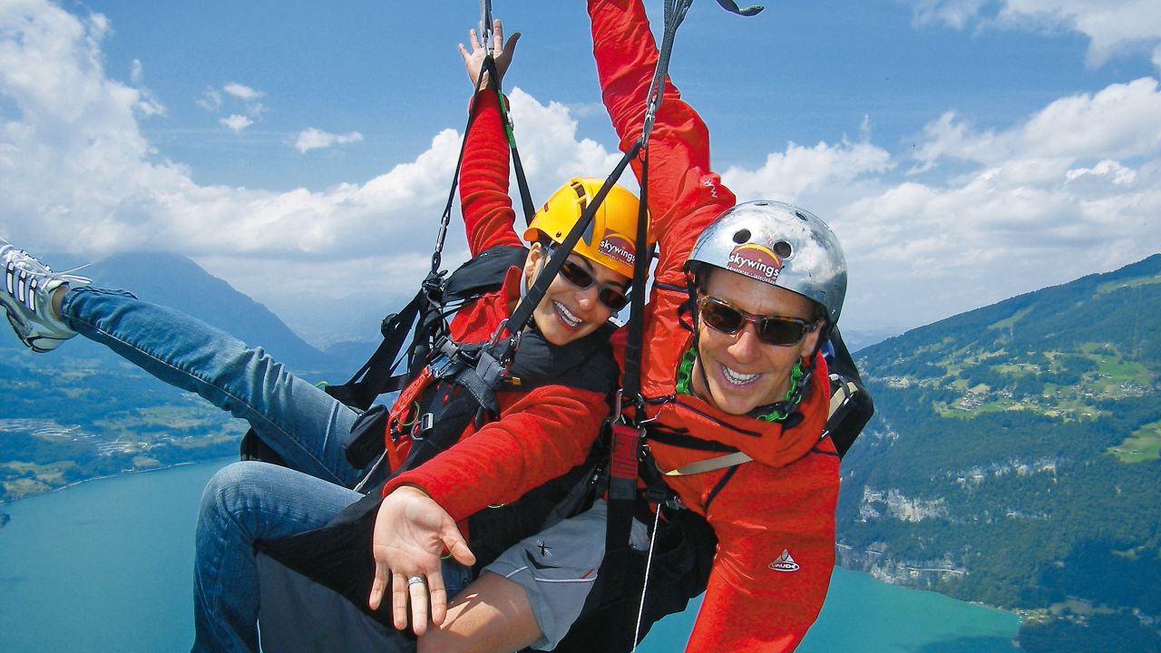 A flight over Lakes Thun and Brienz is the picture of gliding freedom.