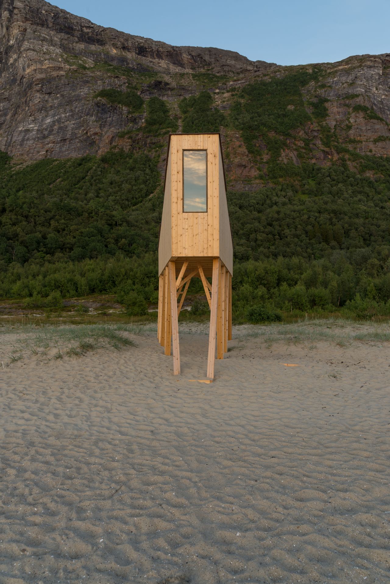 Mobile cabins called "njalla" will be used to house people and events. Solid yet compact, these structures can be moved up the beach to escape waves in rough weather.