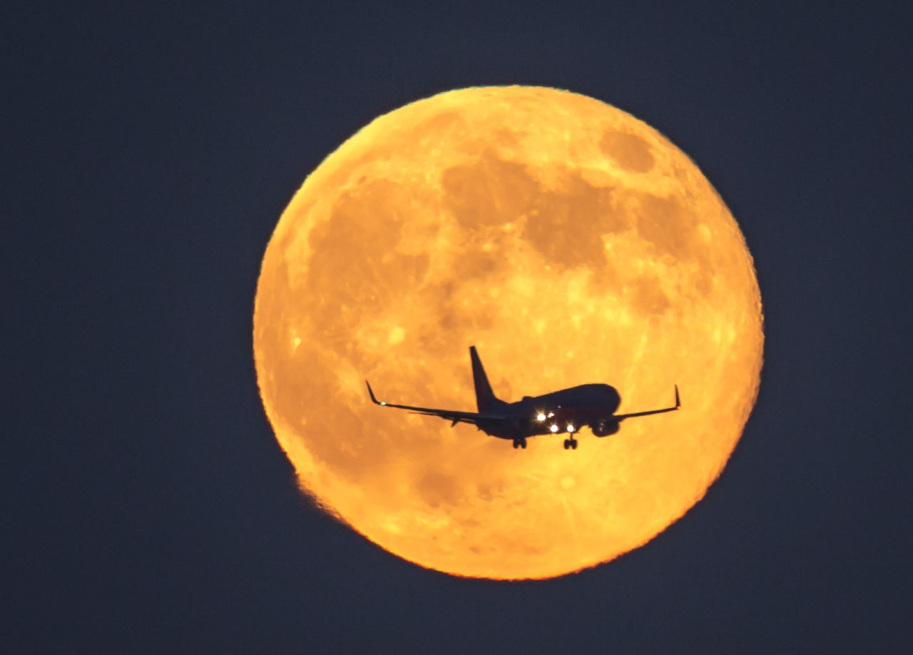 "Where we live, the moon always rises close to the approach path of landing planes, yet it's rare for it to cross the path perfectly," says Los Angeles resident <a href="http://ireport.cnn.com/docs/DOC-1160208">Andy Lesniak</a>, who snapped this image on Sunday.