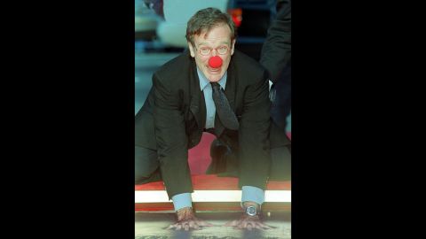 HOLLYWOOD -- 1998: Williams usó su nariz de payaso mientras imprimía sus huellas en el concreto durante la ceremonia a las afueras del Mann's Chinese Theatre en Hollywood. En la película "Patch Adams", Williams interpretó a un doctor que usaba el humor como una herramienta de recuperación para sus pacientes. 