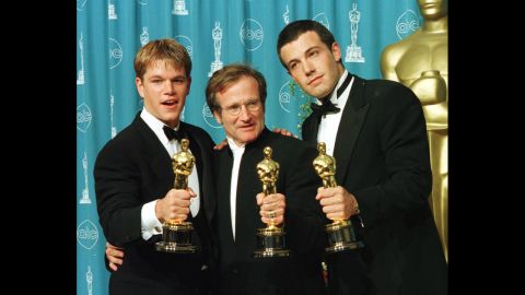 1998: Los actores-escritores Matt Damon, izquierda, y Ben Affleck, derecha, posan junto a Williams, luego de recibir el Óscar por su interpretación en la cinta "Good Will Hunting" Damon y Affleck ganaron el Óscar al mejor guión original y Williams por mejor actor de reparto. 