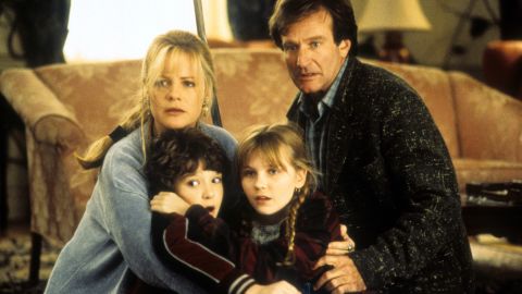1995: De izquierda a derecha, Bonnie Hunt, Bradley Pierce, Kirsten Dunst y Robin Williams en una de las escenas de la cinta "Jumanji". 