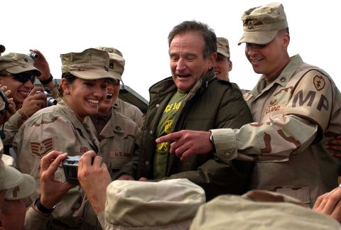 AFGANISTÁN -- 16 de diciembre 2004: Williams pusa junto a soldados estadounidenses en la base de Bagram, Afghanistán.