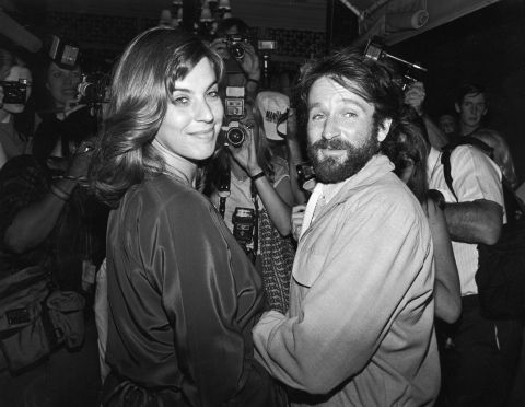 NUEVA YORK, 16 de agosto de 1983: Williams y su primera esposa, Valerie Velardi, posan para los fotógrafos apostados a las afueras del apartamento del cantante Paul Simon, en donde se celebraban las nupcias de Simon con la actriz Carrie Fisher.  