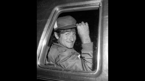 NUEVA YORK -- 11 de abril de 1979: Robin Williams asiste a la fiesta Robin Williams Opening Party en el mundialmente reconocido Studio 54.