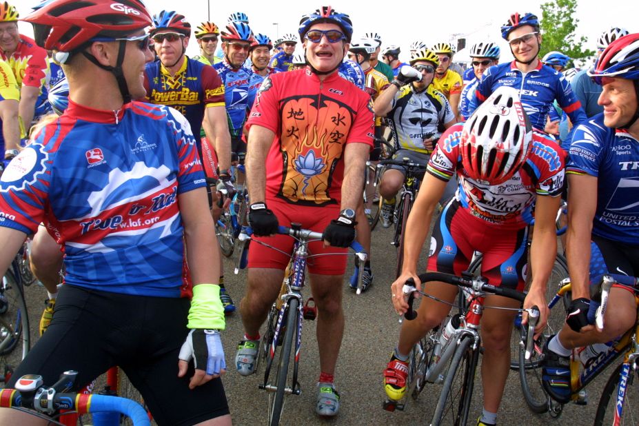Robin Williams at the start of the 2001 Ride for Roses charity cycling race in Austin, Texas.