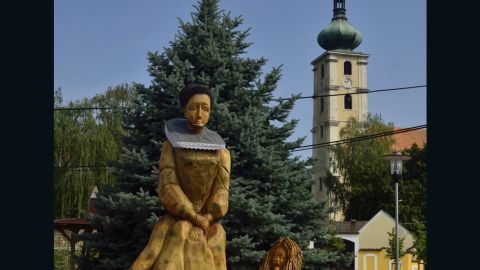 This is one statue most people would avoid in a town square.
