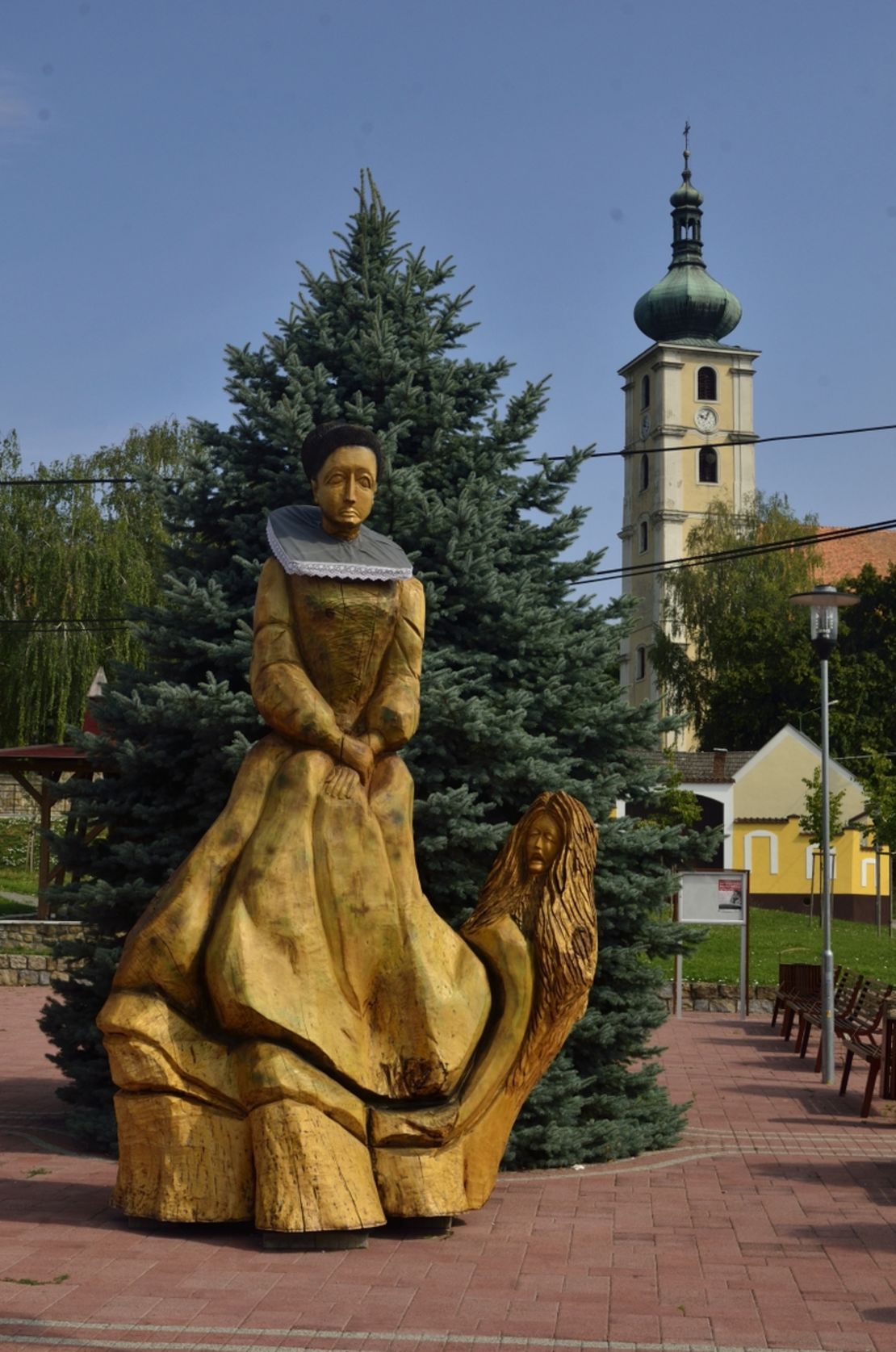 This is one statue most people would avoid in a town square.